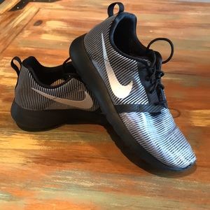 Nike Striped Mesh Free Run Shoe Youth